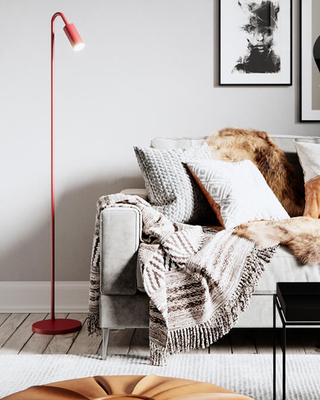 Curve golvlampa mörkröd