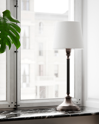 Dinant bordslampa med vit skärm