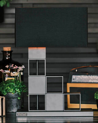 Love Is All bordslampa matt svart