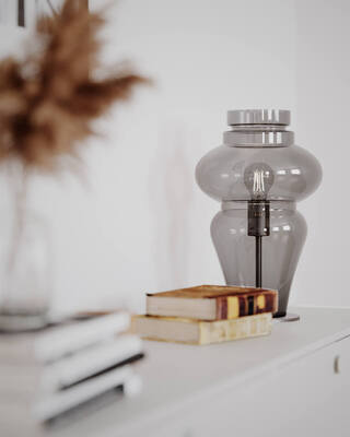 Dolores bordslampa grå